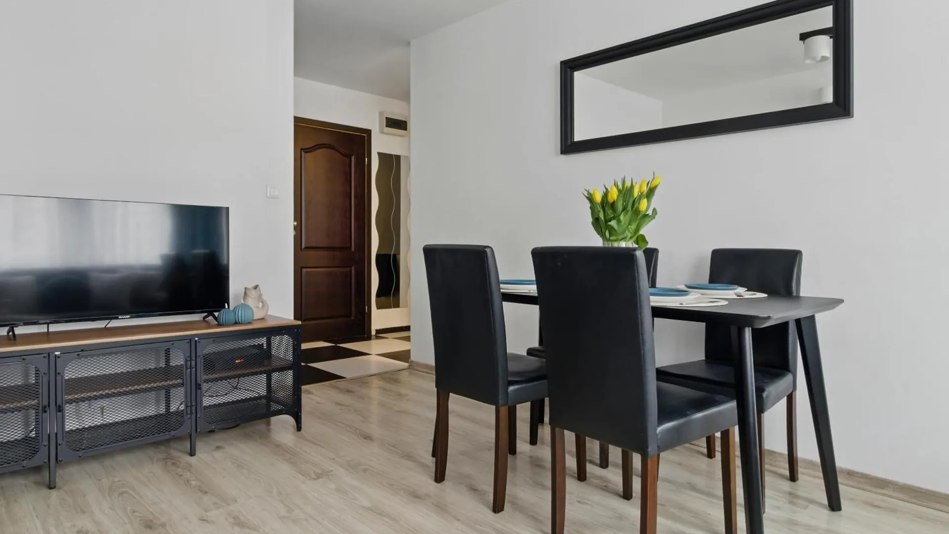 Riverside Retreat By Vistula 2Br & Separate Living Room & Balcony In The Center Warschau Apartment