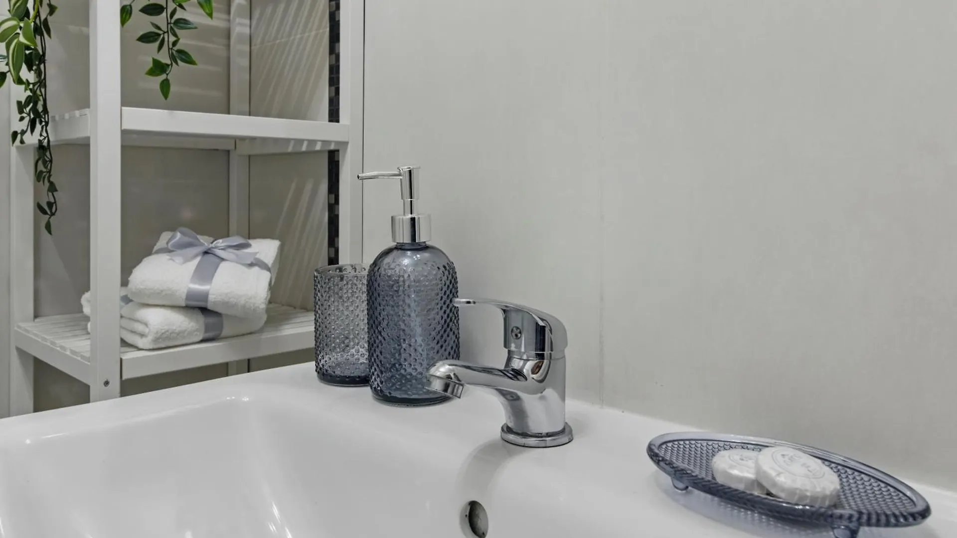 Apartment Riverside Retreat By Vistula 2Br & Separate Living Room & Balcony In The Center Warschau